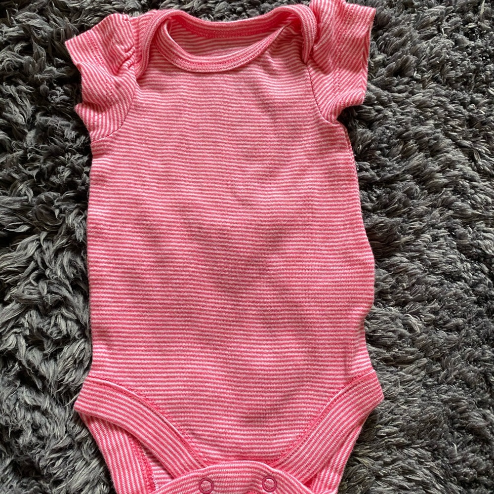 4 BABY ONESIES - Picture 5 of 6
